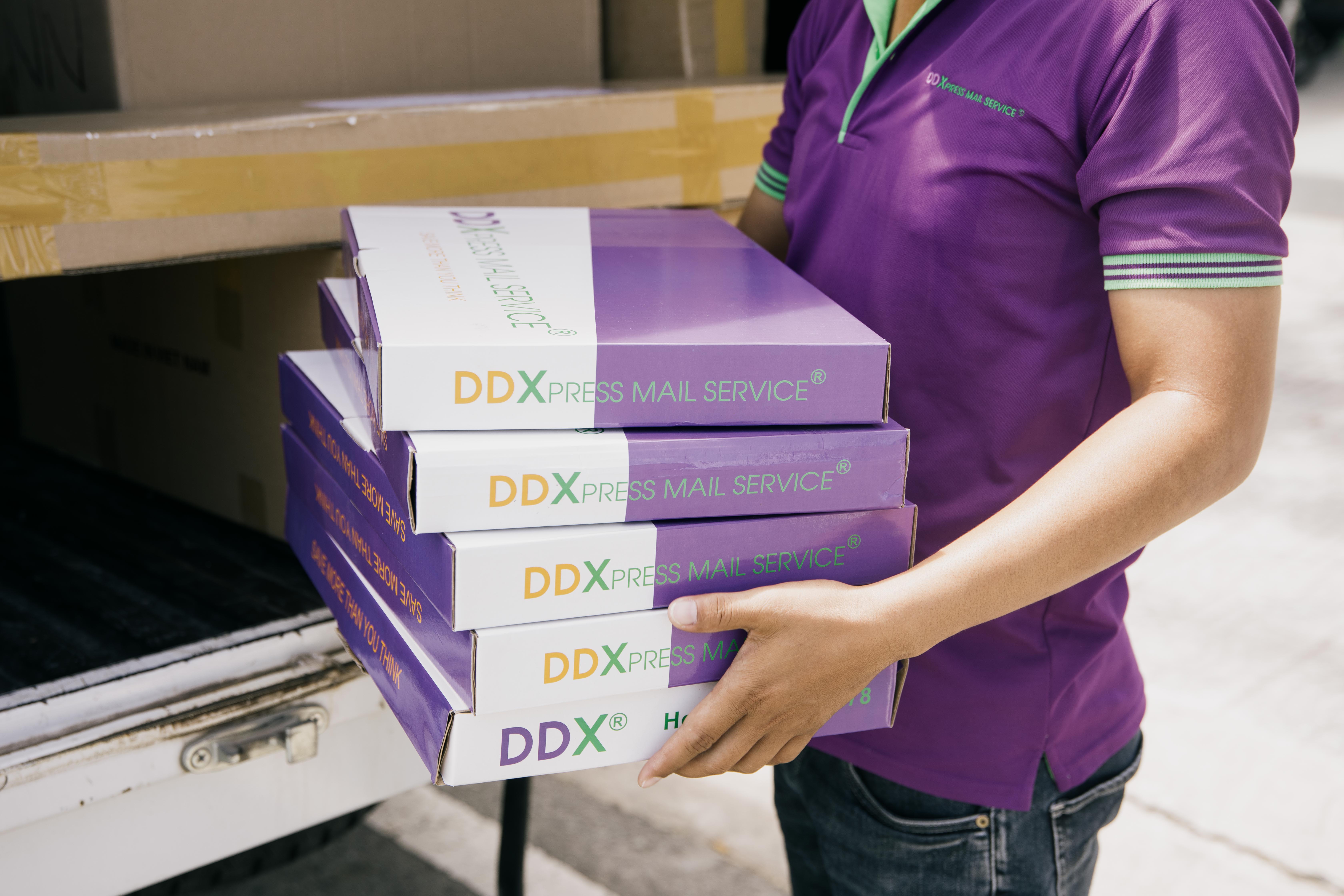 Nhân viên DDX vận chuyển kiện hàng