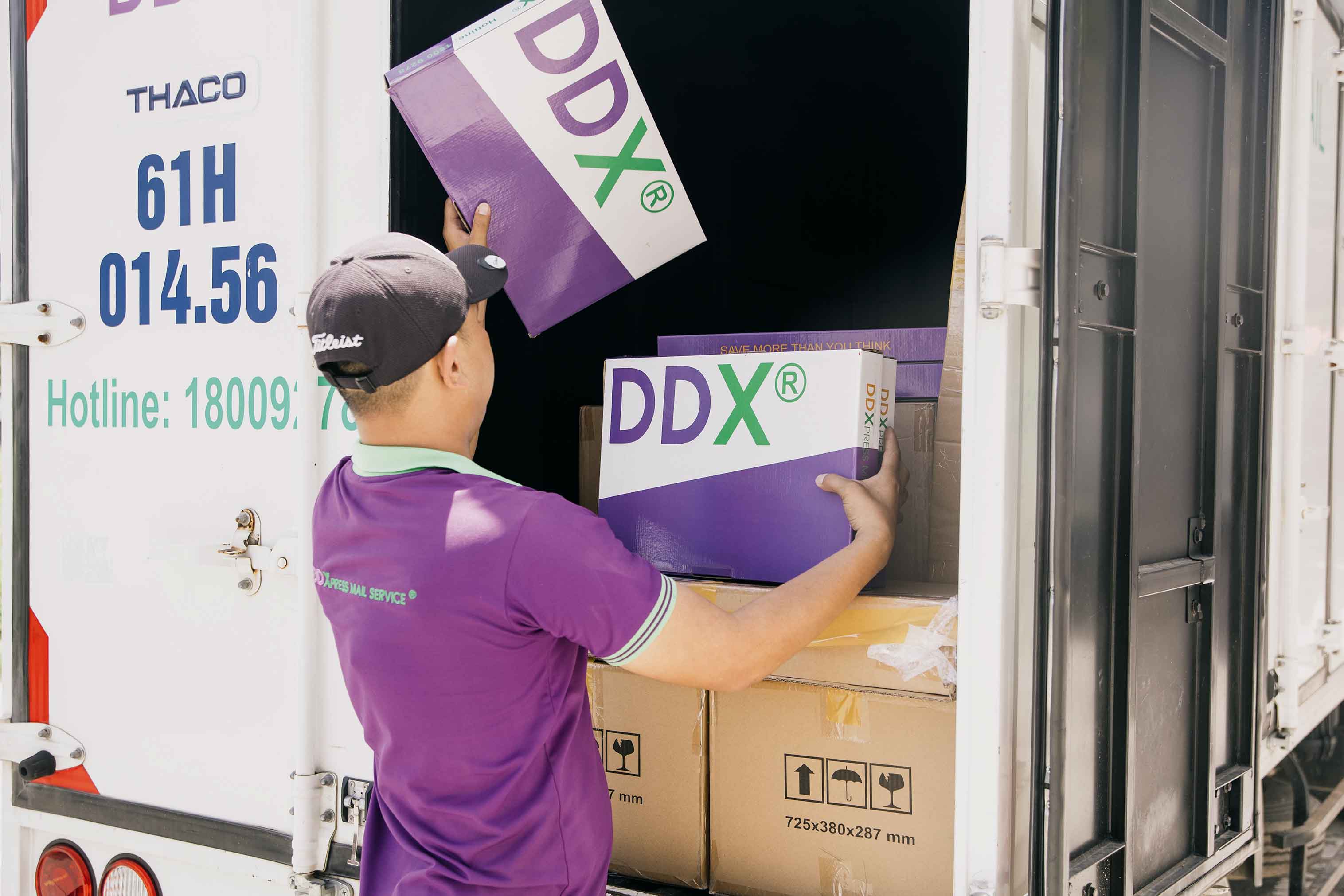Nhân viên DDX xếp kiện hàng lên xe vận chuyển